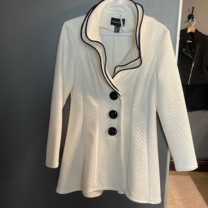 Gorgeous Frank Lyman white jacket with large black buttons size 12